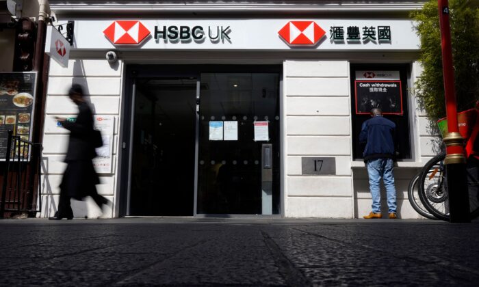 Пешеход проходит мимо отделения банка HSBC в центре Лондона 26 апреля 2022 года. (Niklas Halle'n/AFP via Getty Images)