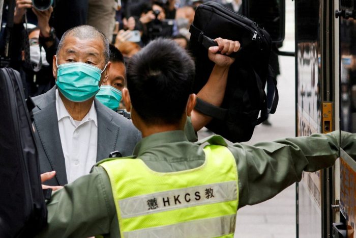 Медиамагнат Джимми Лай, основатель Apple Daily, выезжает из Апелляционного суда последней инстанции в тюремном фургоне в Гонконге, 9 февраля 2021 г. (Tyrone Siu/Reuters)