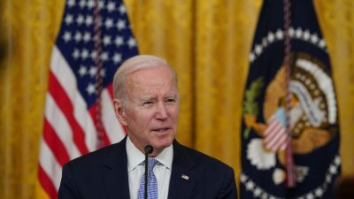 Президент Джо Байден говорит об экономике во время заседания Совета по конкуренции в Восточном зале Белого дома, 1 февраля 2023 года. (Mandel Ngan/AFP via Getty Images)