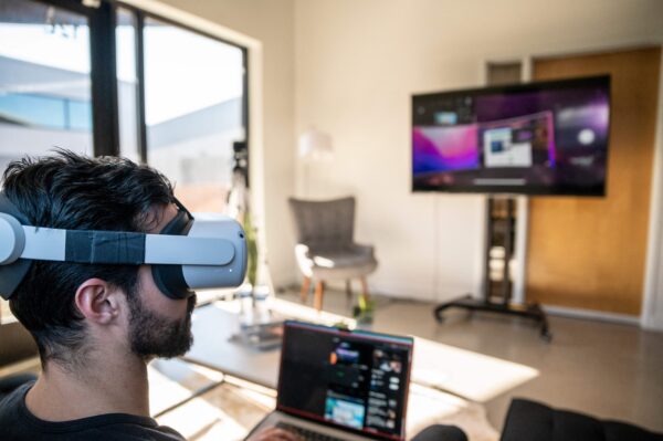 Система виртуальной реальности Oculus Quest 2 в использовании 28 января 2022 года в Остине, штат Техас. (Sergio Flores/AFP via Getty Images)