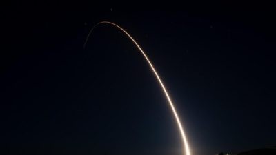 США запускает невооружённую межконтинентальную баллистическую ракету Minuteman III, оснащённую испытательной головной частью, с базы космических сил Ванденберг, Калифорния, в 23:01 по тихоокеанскому времени, 9 февраля 2023 года. (Airman 1st Class Landon Gunsauls/U.S. Air Force)