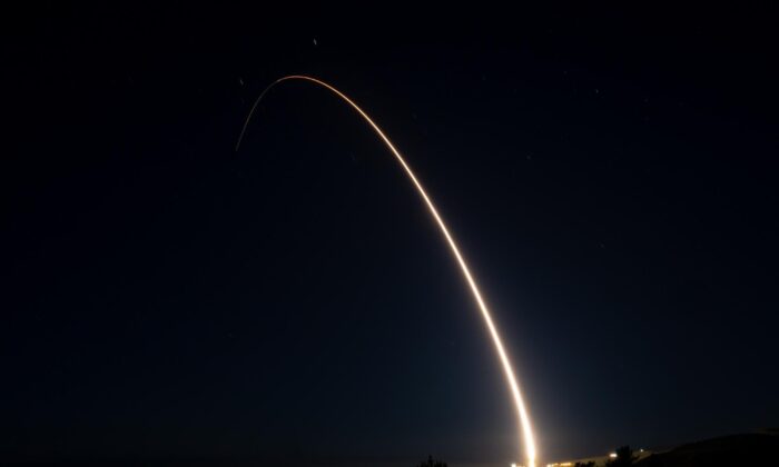США запускает невооружённую межконтинентальную баллистическую ракету Minuteman III, оснащённую испытательной головной частью, с базы космических сил Ванденберг, Калифорния, в 23:01 по тихоокеанскому времени, 9 февраля 2023 года. (Airman 1st Class Landon Gunsauls/U.S. Air Force)