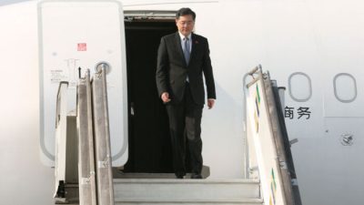 Министр иностранных дел Китая Цинь Ган прибывает в международный аэропорт Леон Мба в Либревиле, Габон, 11 января 2023 года. (Steeve Jordan/ AFP via Getty Images)
