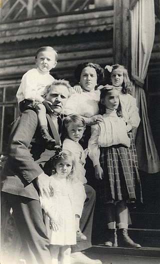 Ф. И. Шаляпин с женой Иолой и детьми (1910). (Фото: ru.wikipedia.org) Общественное достояние