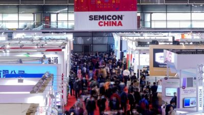 Посетители на Semicon China, выставке полупроводниковых технологий, в Шанхае, 17 марта 2021 года. (Aly Song/Reuters)
