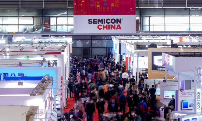 Посетители на Semicon China, выставке полупроводниковых технологий, в Шанхае, 17 марта 2021 года. (Aly Song/Reuters)