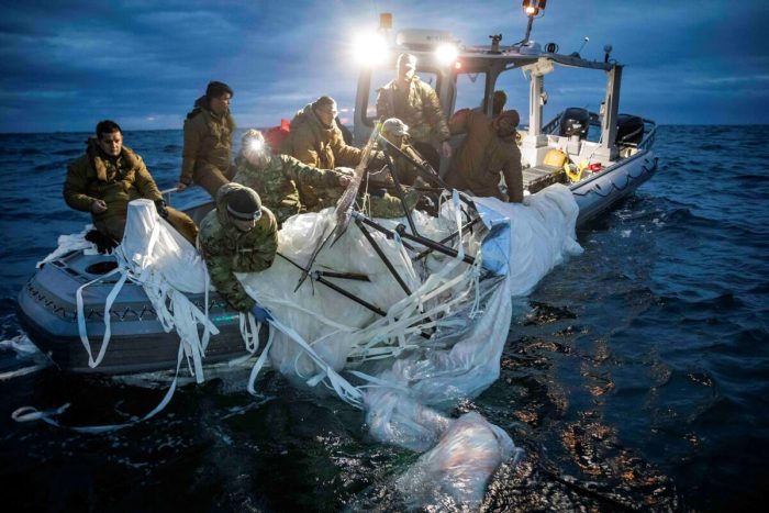 Моряки группы по обезвреживанию взрывоопасных боеприпасов извлекают высотный аэростат наблюдения у побережья Миртл-Бич, штат Северная Каролина, 5 февраля 2023 года. (U.S. Navy via AP)