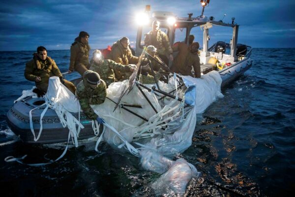 Моряки, назначенные во 2-ю группу по обезвреживанию боеприпасов, поднимают сбитый аэростат у побережья Миртл-Бич, Южная Каролина, 5 февраля 2023 года. (U.S. Navy via AP)