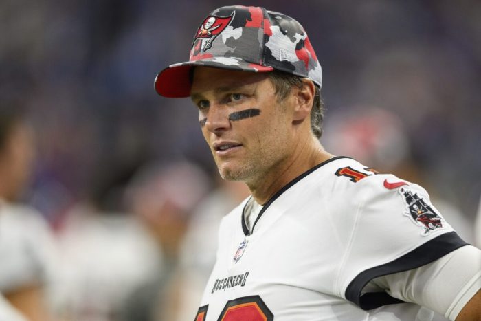 Квотербек Tampa Bay Buccaneers Том Брэди (12) стоит в стороне во время футбольного матча НФЛ против Indianapolis Colts в Индианаполисе 27 августа 2022 года. (Zach Bolinger/AP Photo)