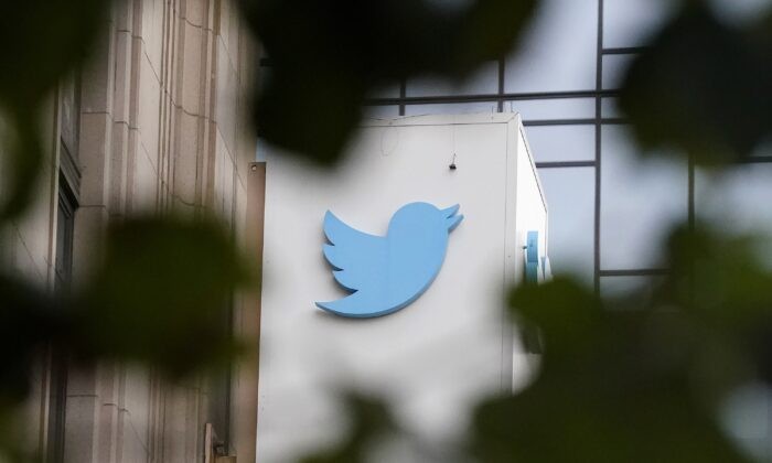 Вывеска в штаб-квартире Twitter в Сан-Франциско 8 декабря 2022 года. (Jeff Chiu/AP Photo)
