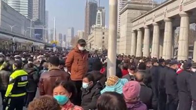 Протест пожилых людей против сокращения медицинского страхования в городе Ухань, Китай, 15 февраля 2023 года. (Screenshot via The Epoch Times)
