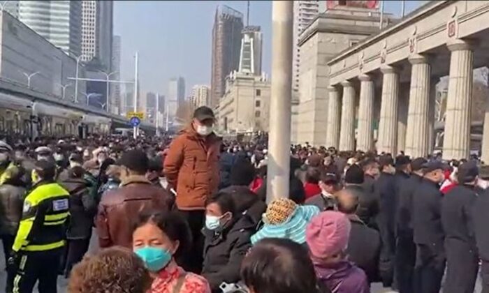 Протест пожилых людей против сокращения медицинского страхования в городе Ухань, Китай, 15 февраля 2023 года. (Screenshot via The Epoch Times)
