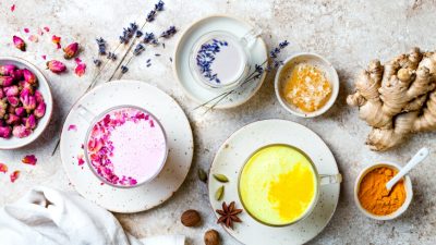 Разновидности Moon Milk для лучшего сна. Золотое молоко с куркумой, розовое молоко и лавандовое лунное молоко — расслабляющие напитки перед сном. (zarzamora/Shutterstock)