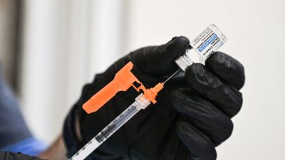 Медсестра наполняет шприц вакциной Johnson & Johnson в Пасадене, Калифорния, 19 августа 2021 года. (Robyn Beck/AFP via Getty Images)