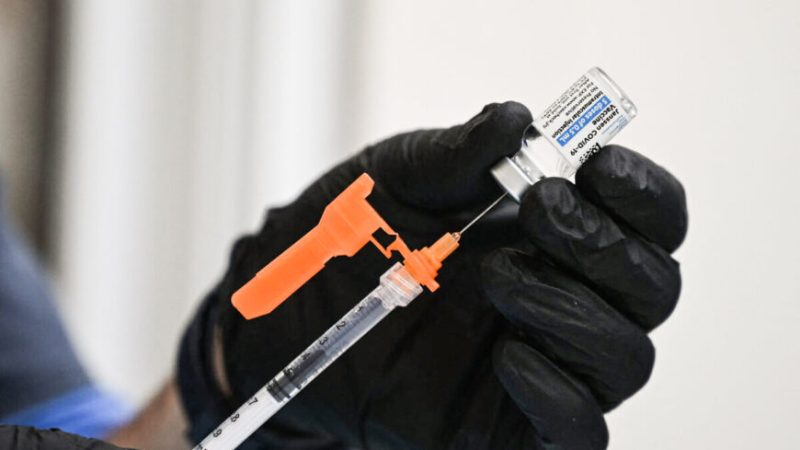 Медсестра наполняет шприц вакциной Johnson & Johnson в Пасадене, Калифорния, 19 августа 2021 года. (Robyn Beck/AFP via Getty Images)