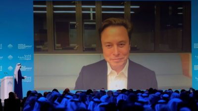 Илон Маск виртуально беседует с министром по делам кабинета министров ОАЭ Мохаммадом Аль-Гергави во время саммита мирового правительства в Дубае, Объединенные Арабские Эмираты, 15 февраля 2023 года. (Kamran Jebreili/AP Photo)
