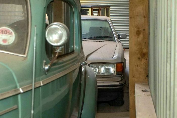 Автомобили Hudson 6 1941 года и Rolls-Royce Silver Spirit 1981 года. (SWNS)