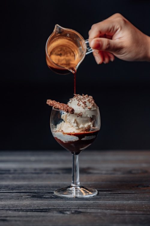 В аффогато шарик мороженого al fior di latte запивается двойной порцией эспрессо. (akegooseberry/Shutterstock)
