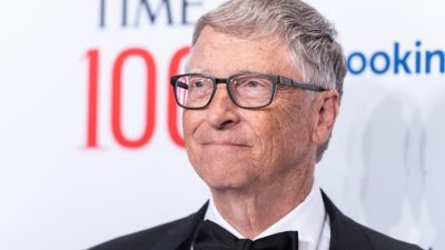 Билл Гейтс на гала-вечере Time 100, посвящённом ежегодному выпуску рейтингов журнала Time, в зале Фредерика П. Роуза в Джаз Линкольн-центре в Нью-Йорке 8 июня 2022 года. (Lev Radin/Shutterstock)