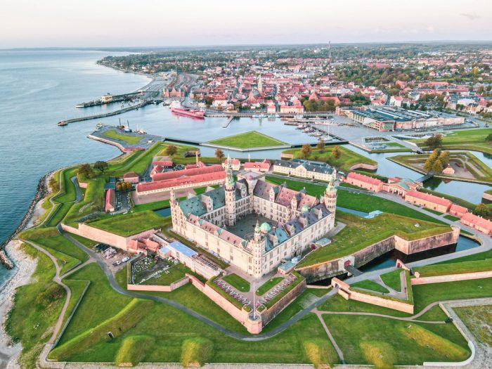 Замок Кронборг недалеко от Копенгагена, вид сверху. (Steffan H/Shutterstock)