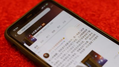 Страница Weibo о смерти студента в Чэнду с 1,72 млрд просмотров отображается на мобильном телефоне в Пекине, Китай, 13 мая 2021 года. (Ng Han Guan/AP Photo)