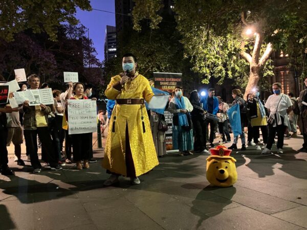 Протестующий китайский студент одевается как Винни-Пух, что является отсылкой на китайского лидера Си Цзиньпина, на митинге в Сиднее, Австралия, в поддержку студентов, рискующих своей жизнью, протестуя против ограничений COVID-19 в Китае, 3 декабря 2022 года. (Melanie Sun/The Epoch Times)