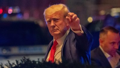 Бывший президент Дональд Трамп прибывает в Башню Трампа на следующий день после того, как агенты ФБР ворвались в его дом в Мар-а-Лаго-Палм-Бич, в Нью-Йорке, 9 августа 2022 года. (David 'Dee' Delgado/Reuters)