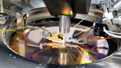 Вид на кремниевую пластину PsiQuantum, содержащую тысячи квантовых устройств, включая однофотонные детекторы, изготовленную в рамках партнёрства PsiQuantum с GlobalFoundries в Пало-Альто, Калифорния, США, на недатированной фотографии, сделанной в марте 2021 года. (PsiQuantum/Handout via Reuters)