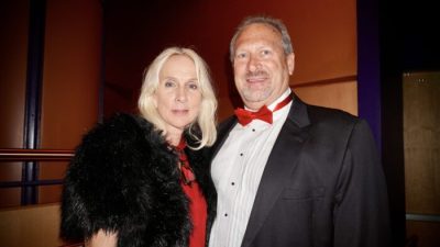 Рене Мюллер и Том Шью на представлении Shen Yun Performing Arts в Ikeda Theater в Mesa Arts Center 14 февраля. (Sherry Dong)