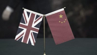 Флаг Великобритании и флаг Китайской Народной Республики, 2 марта 2015 года. (Arthur Edwards/The Sun/PA Media)
