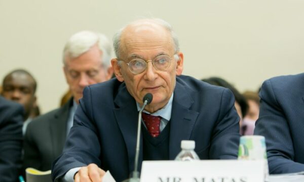 Канадский адвокат по правам человека Дэвид Мэйтас даёт показания на слушаниях в Конгрессе США по вопросу насильственного сбора органов. (Lisa Fan/The Epoch Times)