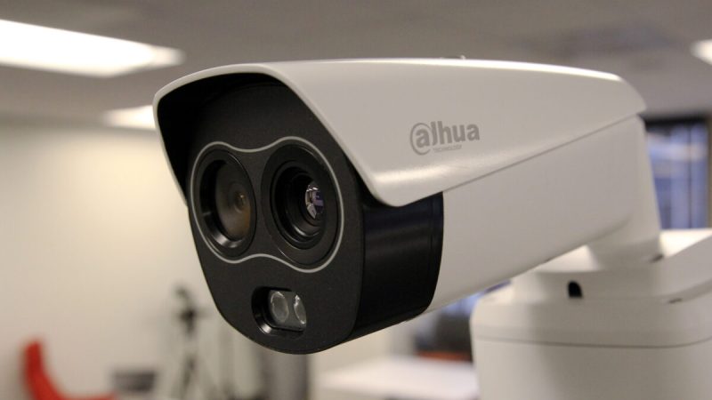 Тепловизионная камера Dahua Technology видна во время демонстрации камеры в офисе в Сан-Франциско, Калифорния, 24 апреля 2020 года. (Nathan Frandino/ Reuters) 