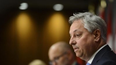 Директор CSIS Дэвид Виньо проводит пресс-конференцию на Парламентском холме в Оттаве, Канада, 16 июля 2020 года. Глава Канадской разведывательной службы безопасности предупреждает, что Китай подрывает Канаду, пытаясь украсть ценные технологии и заставить замолчать критиков политики Пекина. (Sean Kilpatrick/The Canadian Press)
