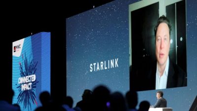 Основатель SpaceX и генеральный директор Tesla Илон Маск выступает с экрана во время Всемирного мобильного конгресса (MWC) в Барселоне, Испания, 29 июня 2021 года. (Nacho Doce/Reuters)