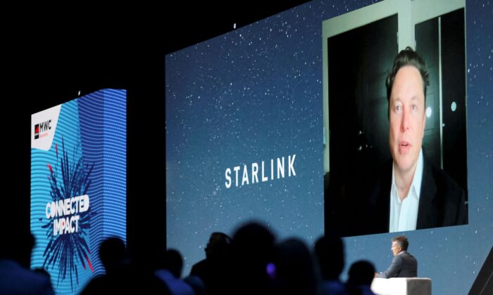 Основатель SpaceX и генеральный директор Tesla Илон Маск выступает с экрана во время Всемирного мобильного конгресса (MWC) в Барселоне, Испания, 29 июня 2021 года. (Nacho Doce/Reuters)