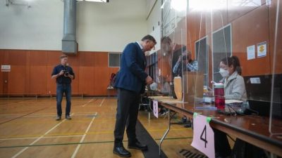Кандидат на должность мэра Ванкувера, действующий мэр Кеннеди Стюарт на избирательном участке в Ванкувере 13 октября 2022 года. (Darryl Dyck/The Canadian Press)