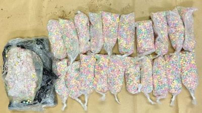 Полиция Коста-Месы конфискует три больших пакета с фентанилом, в которых содержатся пакеты меньшего размера для раздачи, в Коста-Меса, Калифорния, 24 января 2023 г. (Courtesy of the Costa Mesa Police Department)