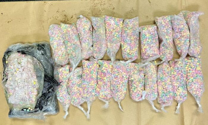 Полиция Коста-Месы конфискует три больших пакета с фентанилом, в которых содержатся пакеты меньшего размера для раздачи, в Коста-Меса, Калифорния, 24 января 2023 г. (Courtesy of the Costa Mesa Police Department)