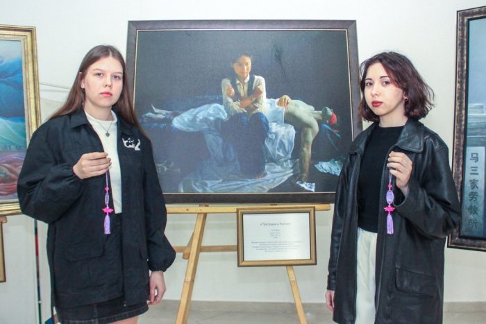Девушки у картины «Трагедия в Китае». (The Epoch Times)