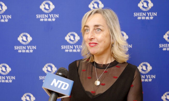 Анна Кристина Паниагуа Андрес посмотрела шоу Shen Yun 4 марта 2023 года в RiojaForum в Логроньо, Испания. (NTD)