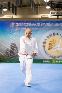 Международный конкурс традиционных китайских боевых искусств NTD 2019, 69-летний Сахваш Фортул получил приз за особый вклад. (Фото: minghui.org)