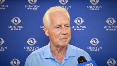Марк Кроссен после вечернего выступления Shen Yun в театре Buell в Денвере 8 марта 2023 года. (NTD)