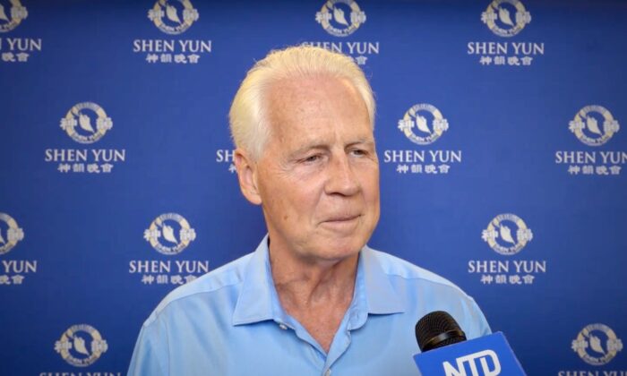 Shen Yun — это «выражение всего лучшего, что есть в Китае», говорит бывший генеральный директор Марк Кроссен после вечернего выступления Shen Yun в театре Buell в Денвере 8 марта 2023 года. (NTD)