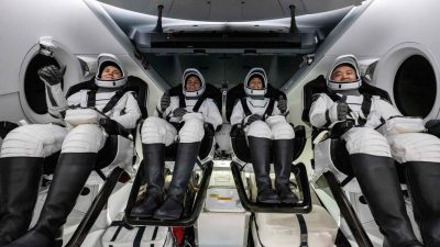 Экипаж космического корабля Crew Dragon: Анна Кикина (слева), астронавты НАСА Джош Кассада и Николь Манн и астронавт Японского агентства аэрокосмических исследований (JAXA) Коити Ваката (справа) внутри космического корабля SpaceX Dragon Endurance на борту спасательного корабля SpaceX Shannon вскоре после приземлился в Мексиканском заливе у побережья Тампы, штат Флорида, в субботу, 11 марта 2023 года. Манн, Кассада, Ваката и Кикина возвращаются после 157 дней пребывания в космосе в составе 68-й экспедиции на борту Международной космической станции. (Фото NASA/Keegan Barber).