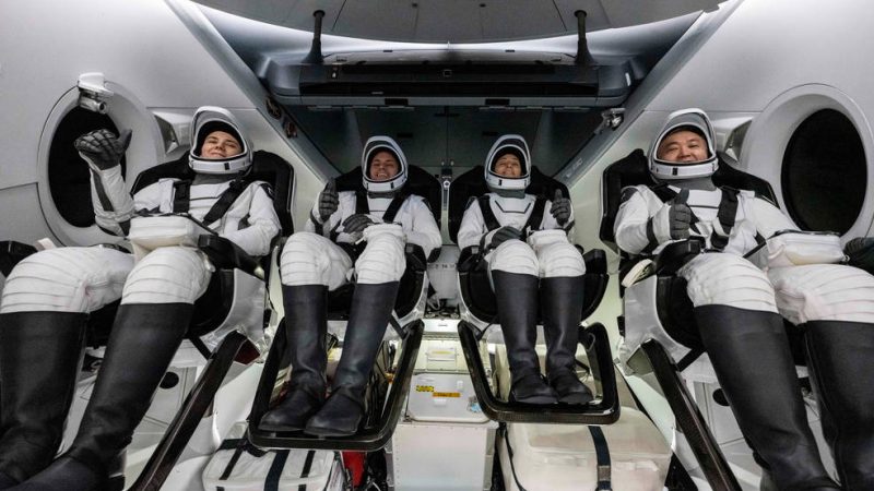 Экипаж космического корабля Crew Dragon: Анна Кикина (слева), астронавты НАСА Джош Кассада и Николь Манн и астронавт Японского агентства аэрокосмических исследований (JAXA) Коити Ваката (справа) внутри космического корабля SpaceX Dragon Endurance на борту спасательного корабля SpaceX Shannon вскоре после приземлился в Мексиканском заливе у побережья Тампы, штат Флорида, в субботу, 11 марта 2023 года. Манн, Кассада, Ваката и Кикина возвращаются после 157 дней пребывания в космосе в составе 68-й экспедиции на борту Международной космической станции. (Фото NASA/Keegan Barber).