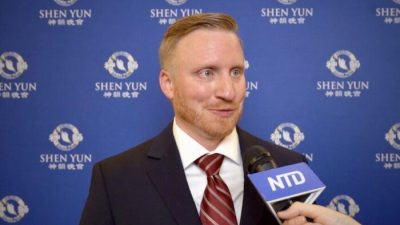 Вильям Рутенбер наслаждается выступлением Shen Yun в театре Buell в Денвере, США, 11 марта 2023 года. (NTD)