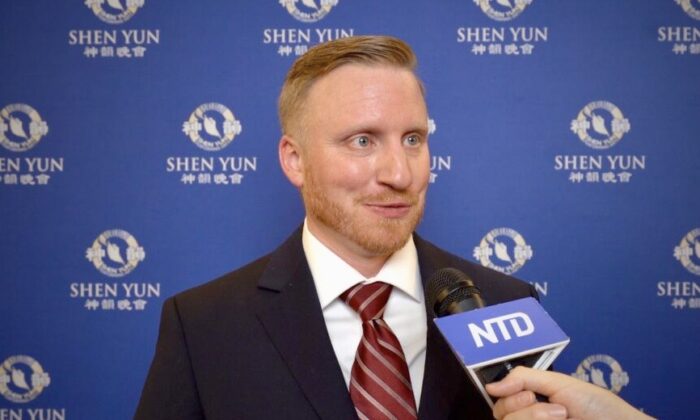 Вильям Рутенбер наслаждается выступлением Shen Yun в театре Buell в Денвере, США, 11 марта 2023 года. (NTD)