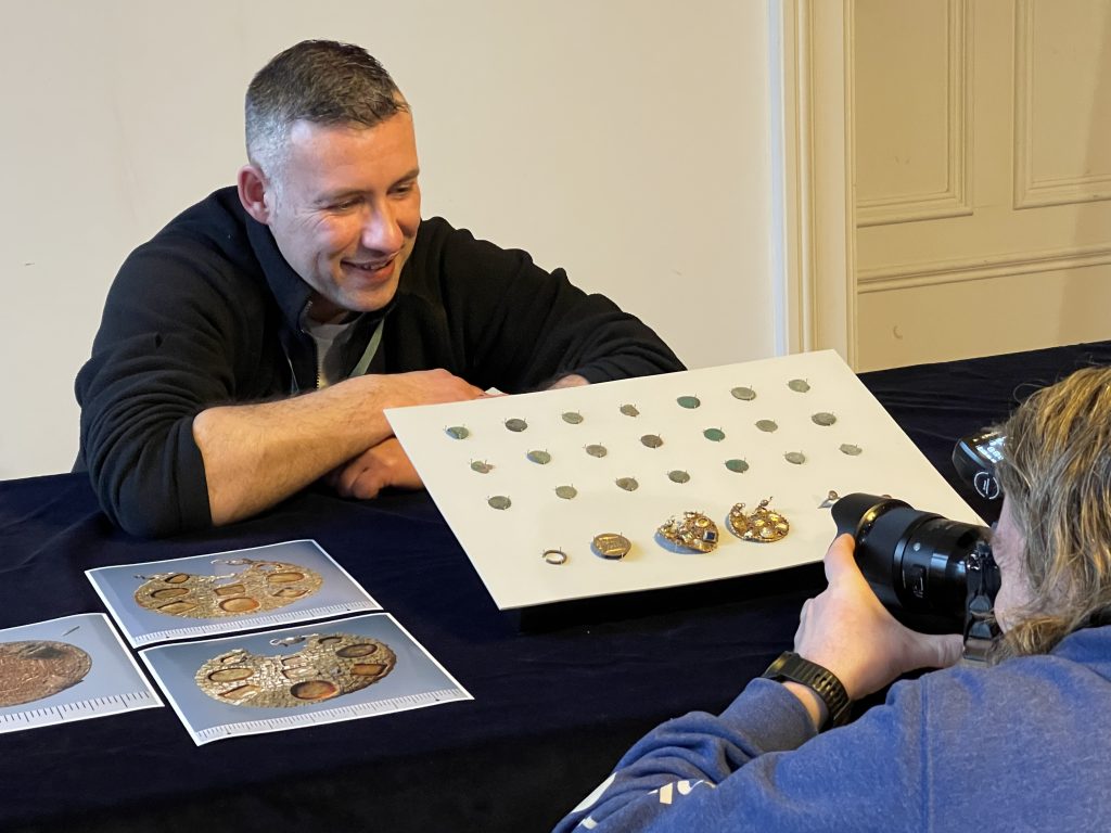 Ники Андреас Штайнманн позирует с тайником, который он нашёл в Хайтхабу, к юго-западу от Шлезвига, Германия. (Courtesy of ALSH)