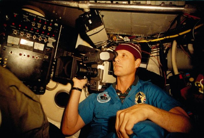Доктор Баллард на борту HOV Alvin во время исследования обломков «Титаника» в 1986 году. (Courtesy of WHOI Archives /©Woods Hole Oceanographic Institution)