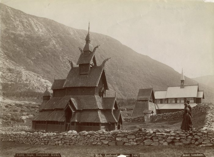 Фотография деревянной церкви в деревне Бургунд, Лаердал, Норвегия, сделанная примерно в 1880–1890 годах. (Public Domain)